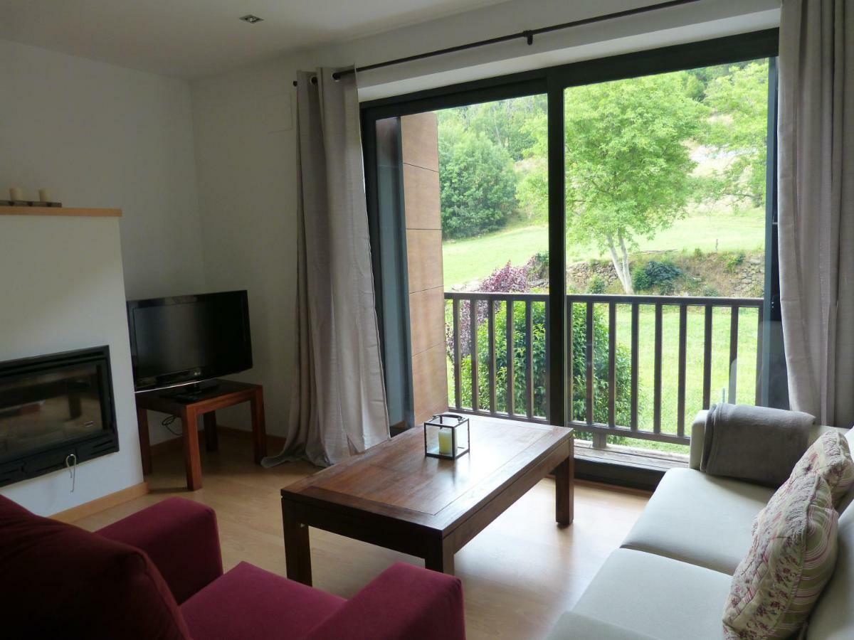 Apartament Hug Roger Valencia D'Aneu Экстерьер фото